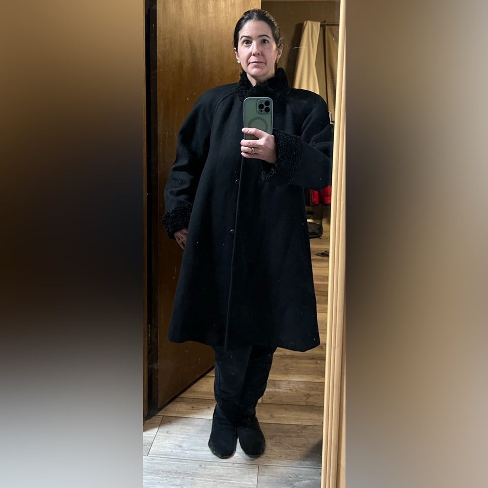 VINTAGE Karizma Long Black Wool Coat Cape Faux Fur Trim Gold Button Classic 70’s - Picture 16 of 16